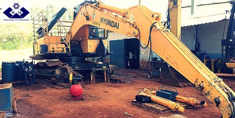 Manutenção na Hyundai 220LC - 9s.