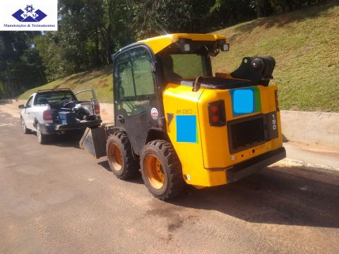 Análise correções de falhas e manutenção na carregadeira compacta
